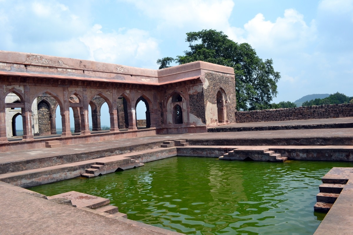 https://d3r8gwkgo0io6y.cloudfront.net/upload/bajbahadur palace.jpg